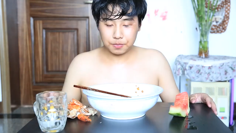 我在斗鱼看野食小哥直播美食