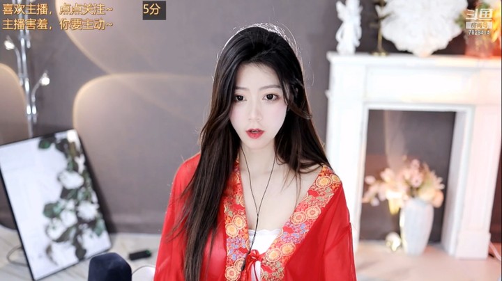 美女煊宝穿这衣服真好看，红色好喜庆