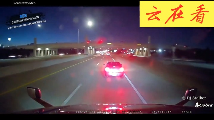 开小轿车不要长期处于货车的前方，容易追尾啊