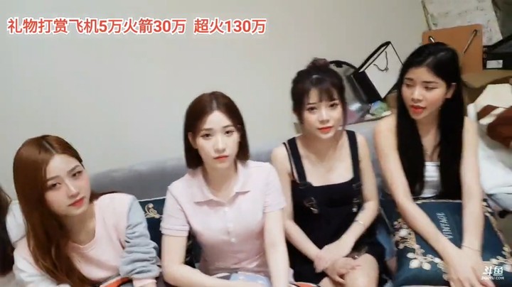 10个美女坐着聊天，都是很漂亮的啊