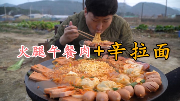 独自享用热乎乎的辛拉面，汤鲜浓郁面质爽滑，配着香肠吃得好香！