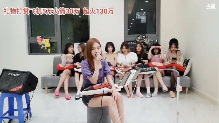 美女大海唱歌的时候，可爱多拿到打赏好快乐