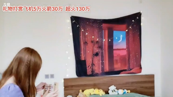 美女们入住新的房子，大海的房间很可爱