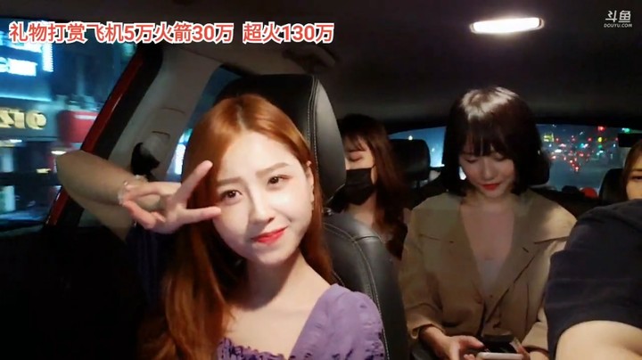 网红美女大海在车上唱歌真好听，调皮可爱啊