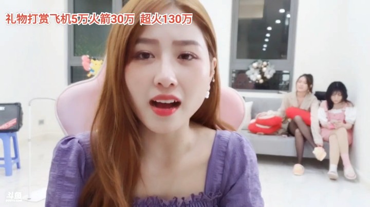 可爱美女大海真会聊天，紫色衣服很好看啊