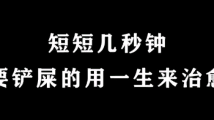 猫咪躺在主人背上头靠屁股主人放个屁头会吹起来真搞笑