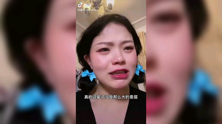 买糖葫芦过桥路窄，被情侣挡住情侣就啃上了，说要过去就被骂了自己也不敢骂，她男朋友太壮我怕被打死，真的搞笑