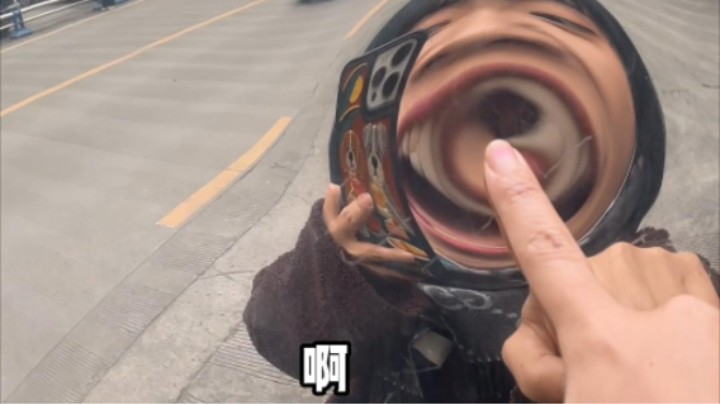 震惊！路边一奇葩女子竟做出这种举动...