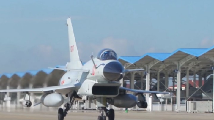 【党的十九届六中全会精神在军营】东部战区海军航空兵某旅：回望历史话忠诚 敢于斗争立新功.mov