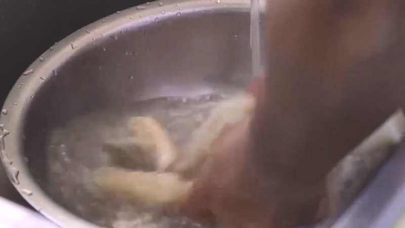 我在斗鱼看野食小哥直播美食