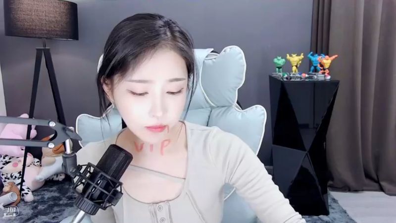 【2021-12-23 22点场】VIVI小小酥：看我的眼神 是不是想刀了你