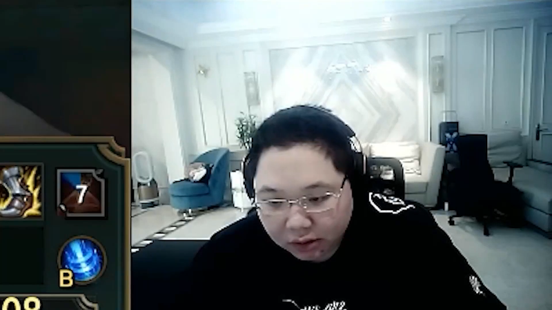 我在斗鱼看即将拥有人鱼线的PDD直播英雄联盟
