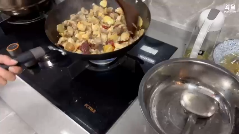 【2021-12-30 18点场】Eating婷哥儿：《美女厨房》