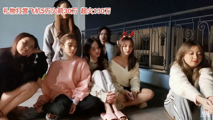 跨年晚上面条带着美女去楼上阳台烧火，真是快乐啊