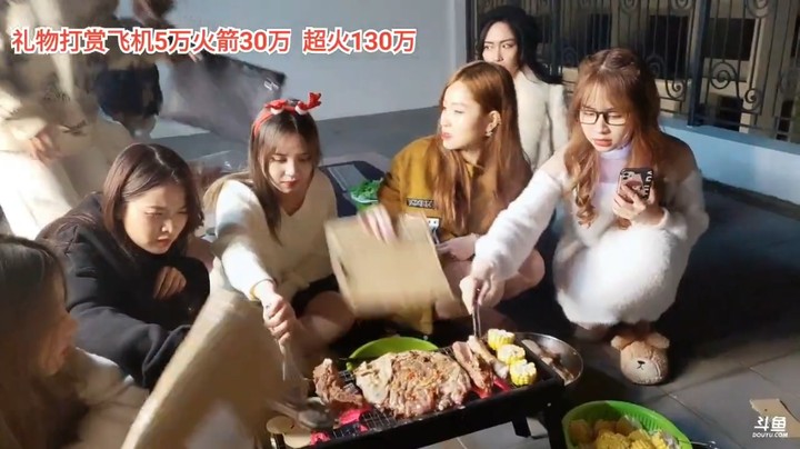 美女一起在楼上阳台烤肉吃，大海和龙哥好主动