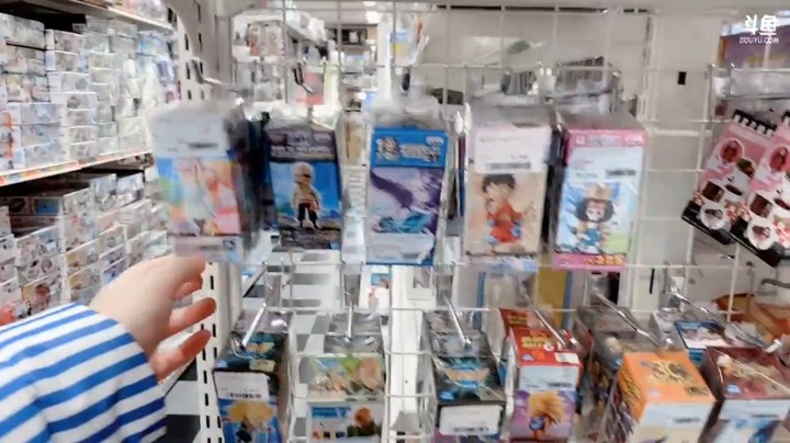 美女在日本买动漫手办玩具，都挺好看的啊