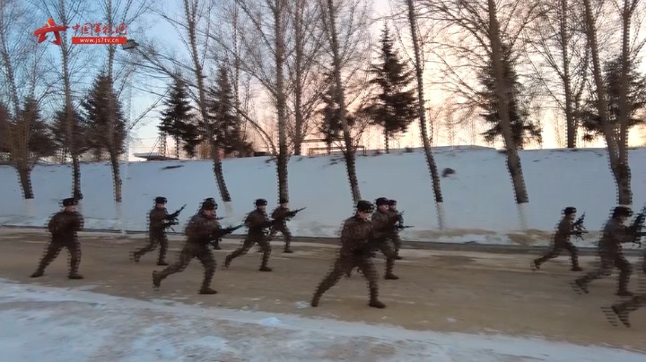 英姿飒爽！近距离看特战女兵刺杀操训练