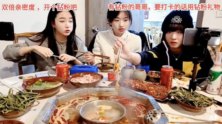 浩哥陪三个美女一起吃火锅，中间的小妹妹很可爱啊