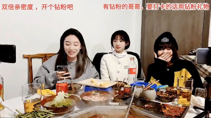 美女主播小董的表演很搞笑，差点就尬住了