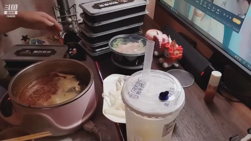 【2022-01-01 21点场】一块奶凶的年糕：新年第一顿小火锅~