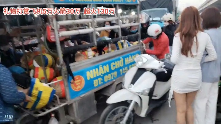 美女大海小七逛街买东西，真是快乐啊