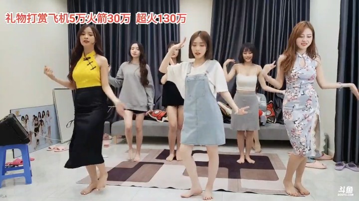 美女龙哥小七等人一起表演舞蹈很精彩，龙哥衣品很好