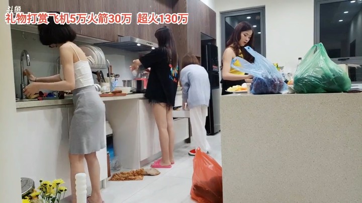 文轩可爱多小七龙哥忙着做菜，大海负责聊天扯犊子