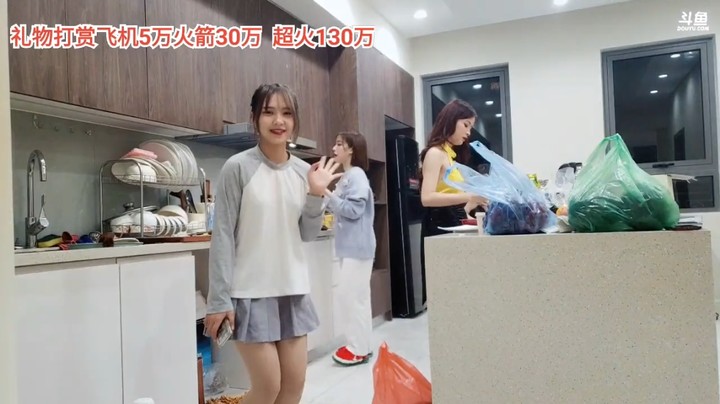 美女新妹子来看，看龙哥和小七做菜，大海聊天好自在