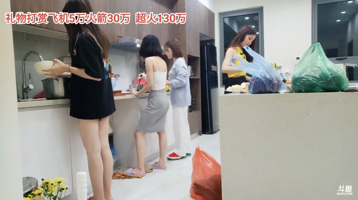 大海直播看可爱多文轩小七和龙哥做菜，可爱多煲汤有一套