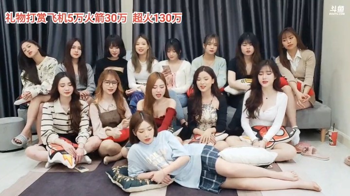 一群美女一起合唱，小七侧躺着，真有意思啊