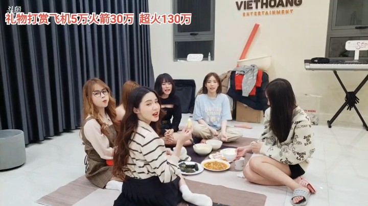 美女吃完饭后开始洗碗，小七和小新很主动，小舞背影迷人
