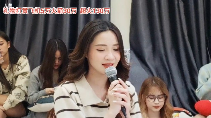 美女小新唱歌很好听啊，龙哥帮忙拉票