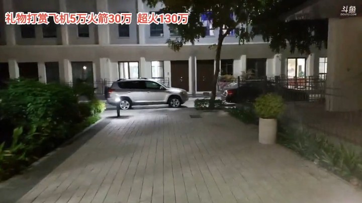 面条下楼带大家看看下面道路，环境优雅安静啊