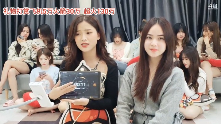 美女龙哥穿裙子真是有气质，模特就是不一样