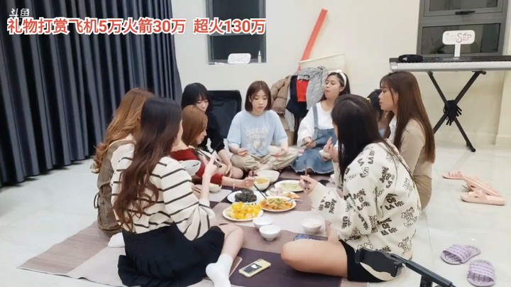 又是快乐的吃饭时间，一群美女在吃饭，一群美女在吃零食