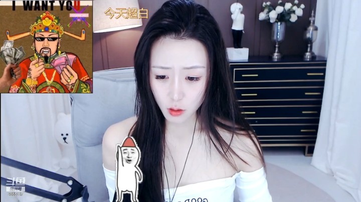 美女主播有点发呆了，没有节目，安静啊