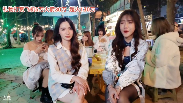 新妹子和美女小新都挺可爱的，空姐帮忙拉票