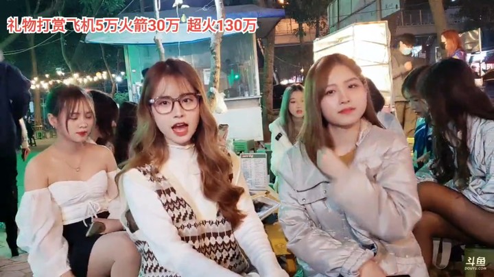 戴眼镜的美女小九的表情表演和跳舞表演很精彩，真可爱