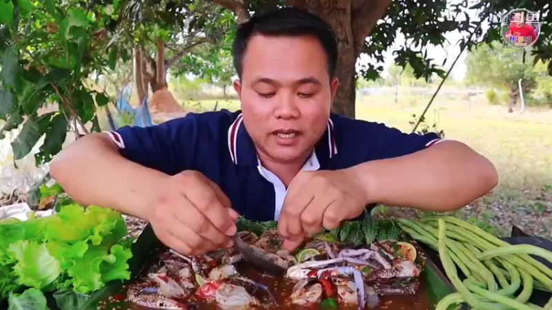 生腌青蟹、大虾，香脆的苦瓜，味道十分鲜美