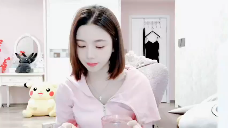 【2022-01-04 12点场】丽亚celiahunne：小姨子：新年快乐