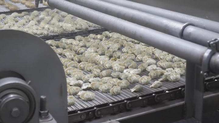 饺子工厂大批量生产速冻水饺，一天能包300万个饺子，实在太高效