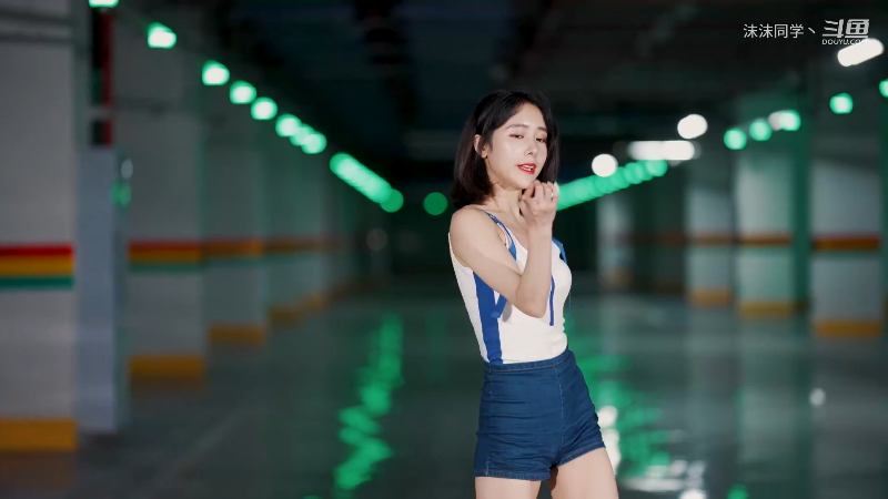 我在斗鱼看沫沫同学丶直播舞蹈