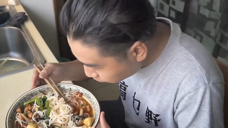 我在斗鱼看野食小哥直播美食