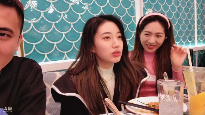 小董、小骚骚、蕾欧娜户外吃席