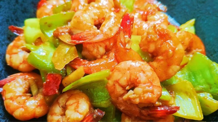 年夜饭菜谱，青椒炒虾仁，鲜嫩弹牙，香辣入味，难以抗拒的美味