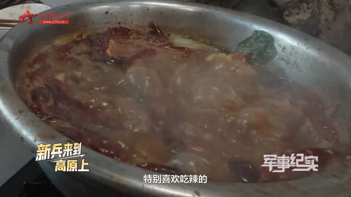 来到哨所吃上了火锅 新兵直呼“没想到”