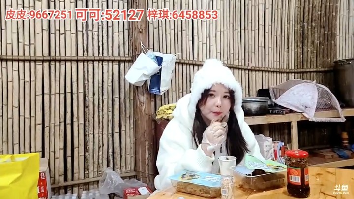 浩哥在做菜，童可可又饿了开始吃东西