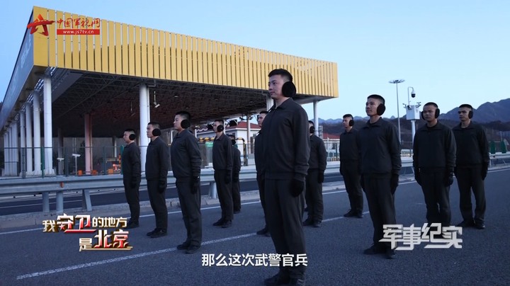 武警官兵与大货车进行百米加速赛 谁是最后赢家？