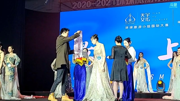 环球旅游小姐中国区总决赛颁奖环节，最美微笑奖不错啊