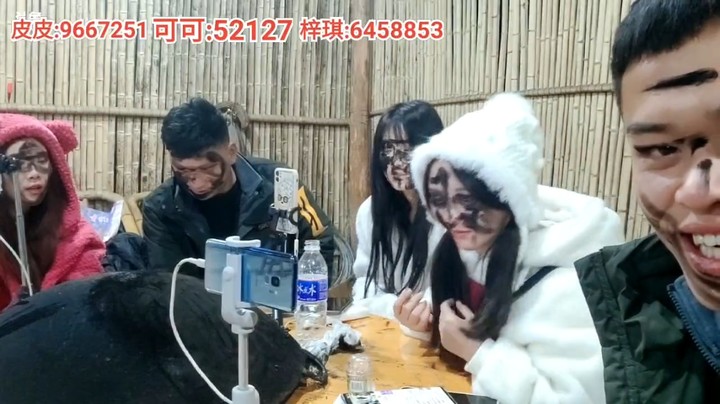 浩哥童可可三娃和两个女主播一起玩游戏，脸都涂黑了